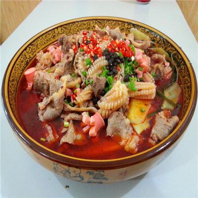 四川學(xué)做冒菜技術(shù)哪里靠譜？師傅跟隨學(xué)員指點(diǎn)